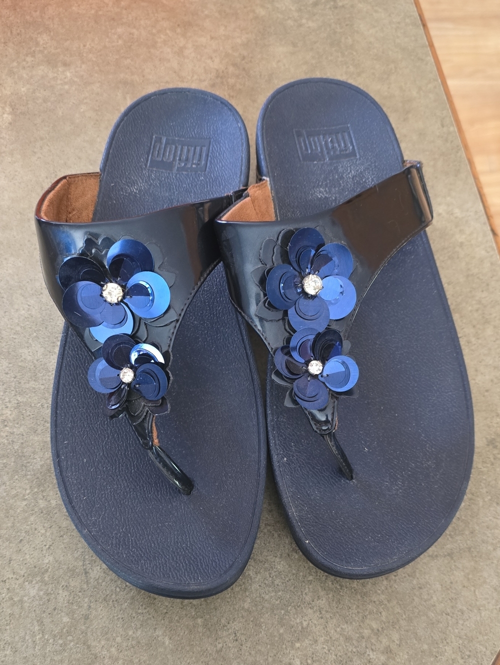 FitFlop Navy Patent Floral Toe-Post Sandals Size 10.